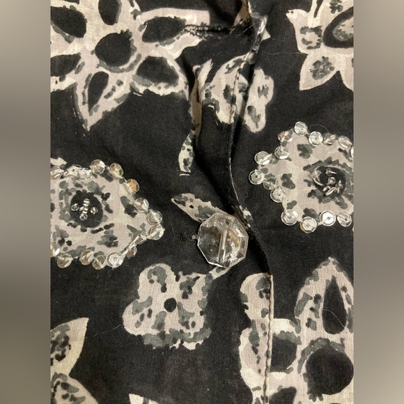 Patchington black and cream colored blouse. - Picture 3 of 4